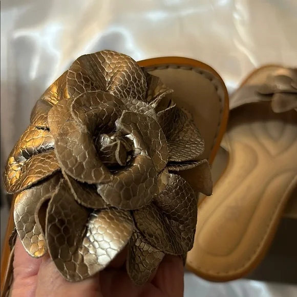 GOLD FLORAL SLIDES ! - Picture 11 of 13